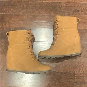 Universal Thread Wedge Boots